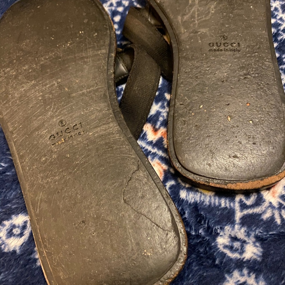 Gucci Black Leather Logo Thong Sandals - Picture 6 of 11